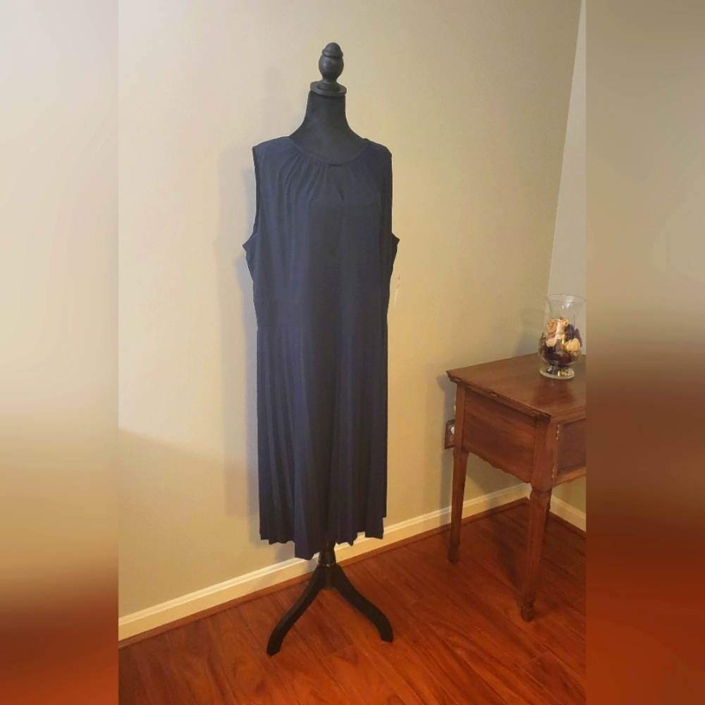 NWT 22W Navy Keyhole Sleeveless Dress with Pleated Skirt